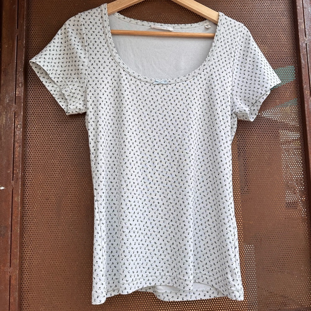 Doen Light Gray/Off White Scoop Neck Short Sleeve Tee with Micro Floral Print